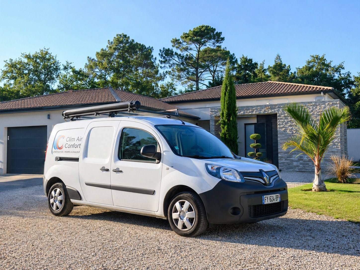Véhicule Clim Air Confort devant une maison contemporaine